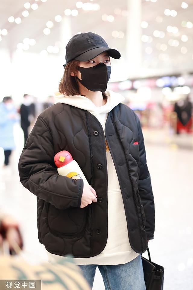 张佳宁休闲造型现身机场 白色帽衫搭黑色外套活力随性 - 6
