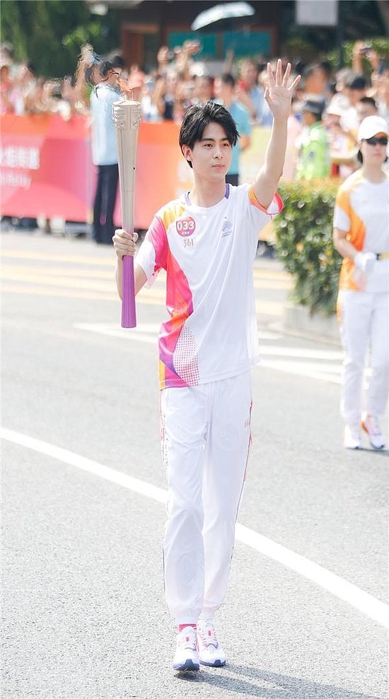 和平精英电竞世界冠军朱伯丞成为杭州亚运会首位电竞运动员身份的火炬手 - 2