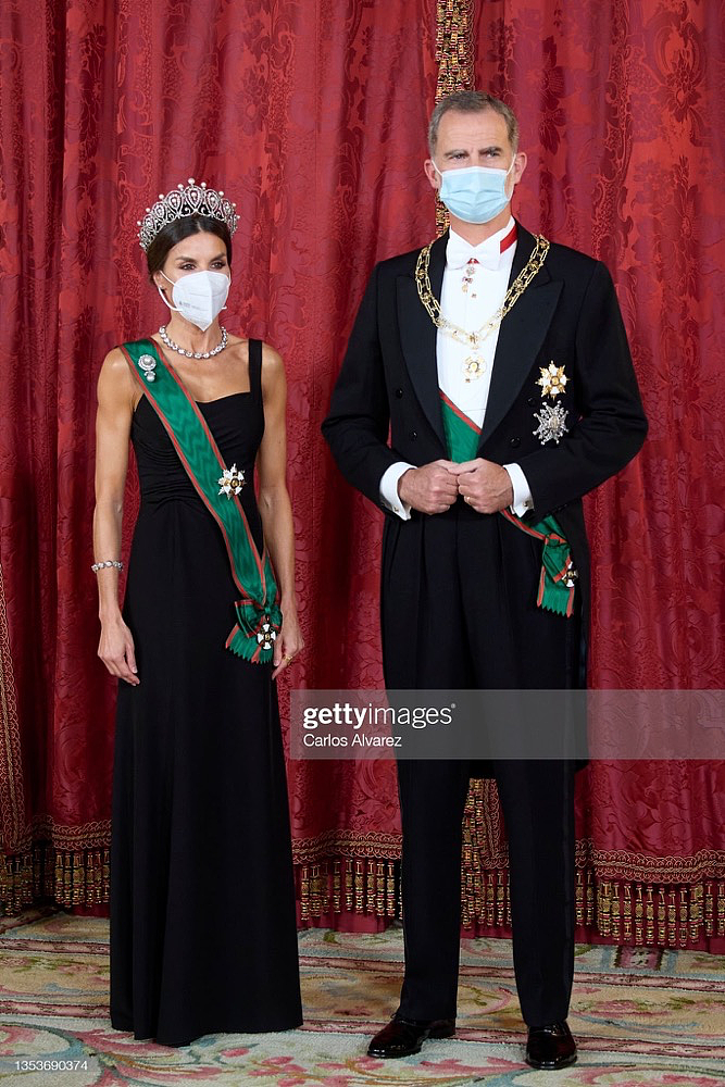 西班牙莱蒂齐亚王后佩戴华丽皇冠，出席晚宴，手臂肌肉线条超美 - 7