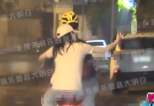 杨玏王玉雯街头散步十指紧扣 雨中共骑电动车 - 4