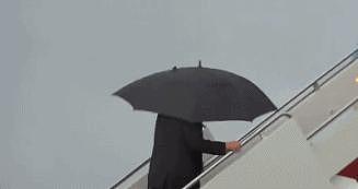韩国总统爱妻人设崩塌！抢走雨伞让妻子淋雨，网友：跟川普一模一样！ - 26