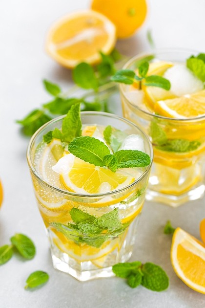 柠檬莫吉托鸡尾酒配清新薄荷，清凉清爽的夏日饮品