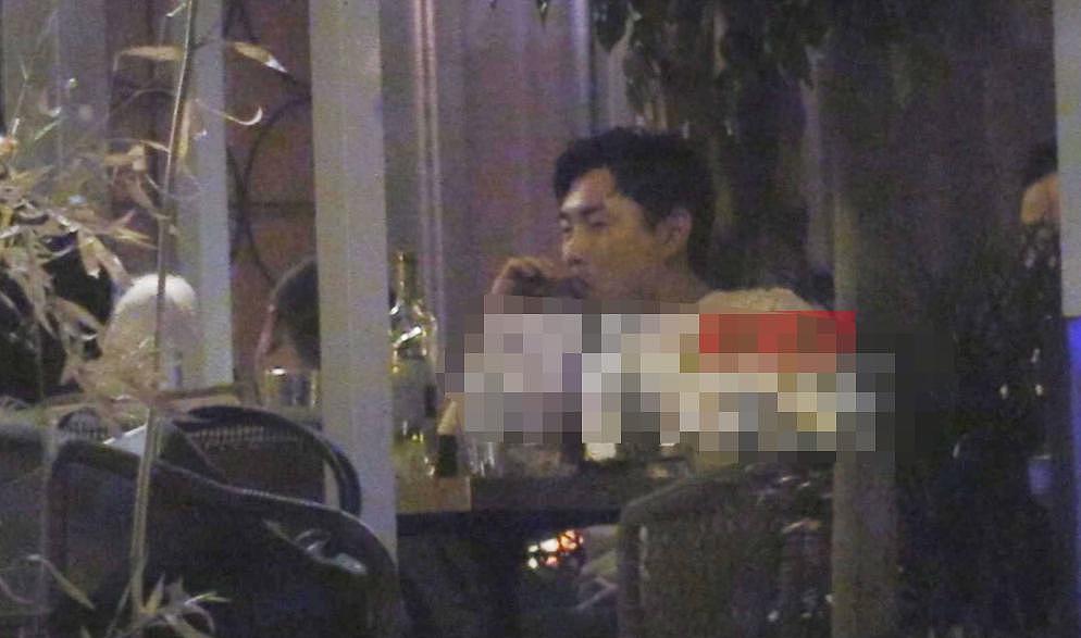 王彦霖与友人酒吧聚会猛抽雪茄 身旁不见新婚妻子艾佳妮 - 5