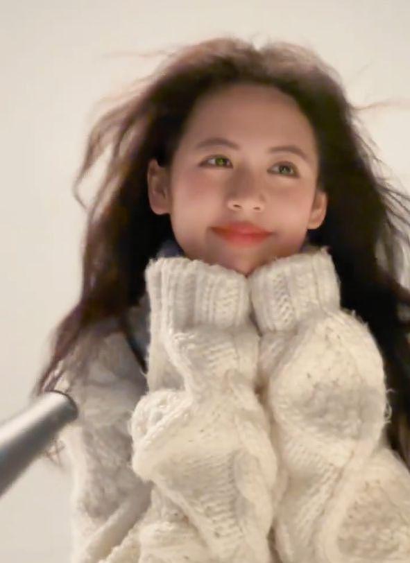 翁虹晒全家合影视频 16 岁女儿笑容甜美好可爱 - 3