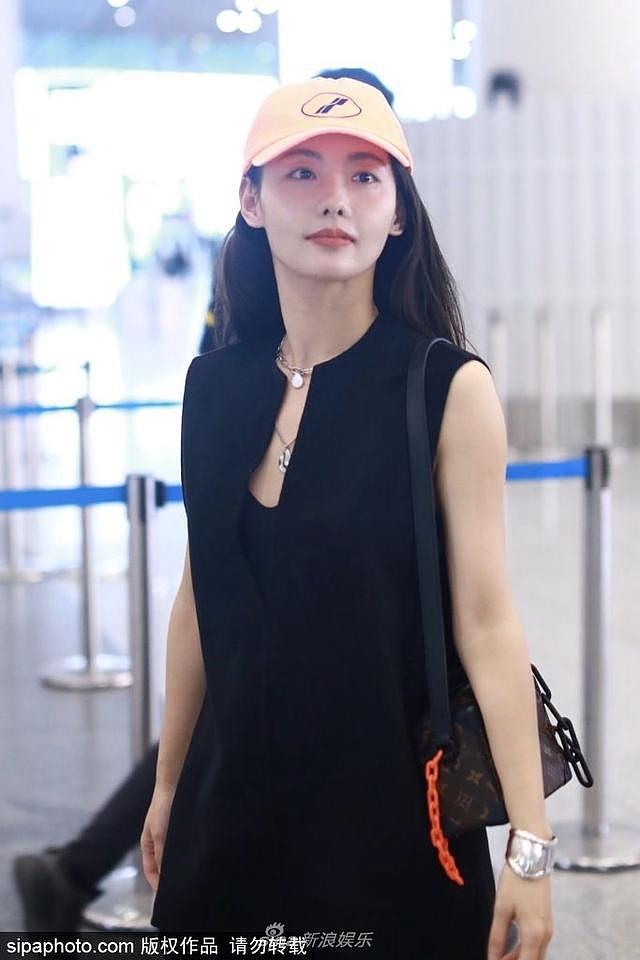 张嘉倪穿黑色套装现身机场，戴小黄帽气色红润 - 3