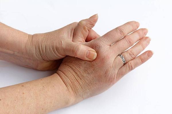 手部关节痛，或与这些因素有关，要及时检查，别大意了 - 7