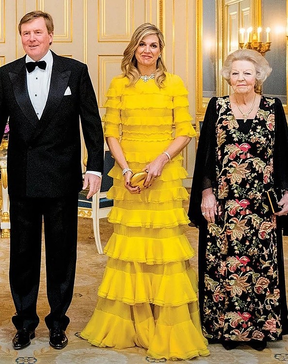 50岁荷兰王后有钱任性：珠宝王冠不重样的戴，奢华程度不输英女王 - 5