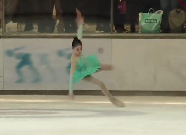 李小鹏 11 岁女儿参加花滑比赛 奥莉摔倒后找回状态 - 12