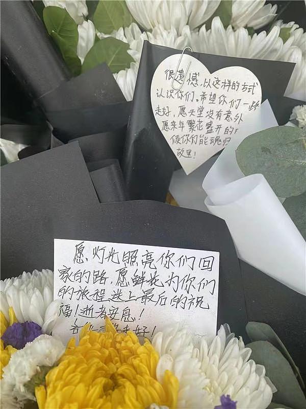 MU5735 航班遇难者头七祭：群众自发到附近悼念，鲜花铺满回家路 - 1