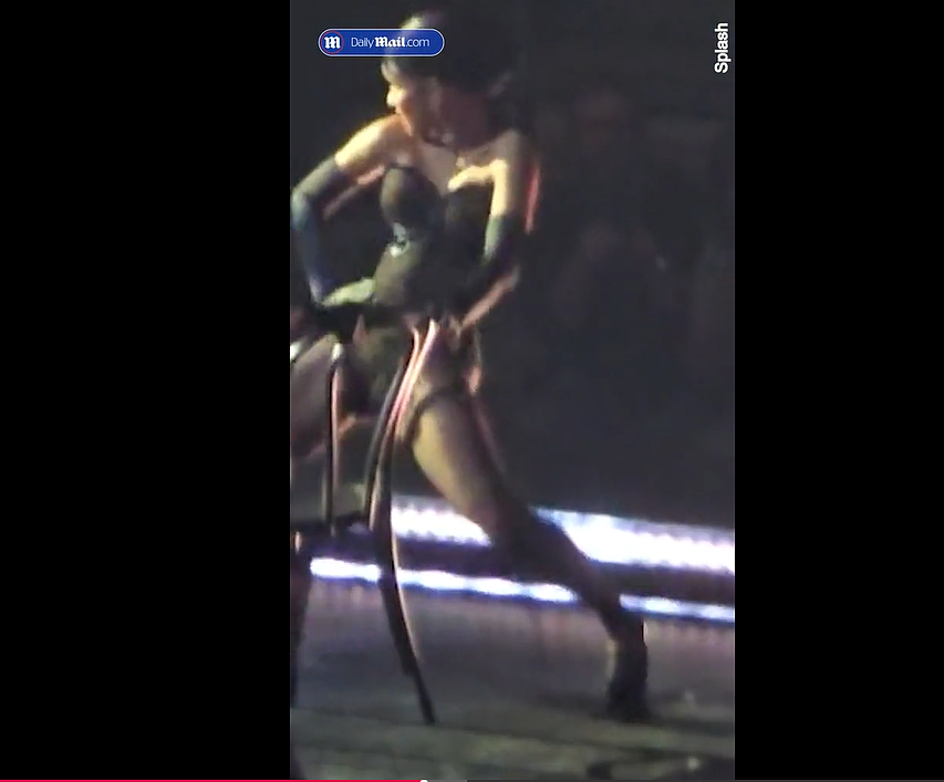 女帝麦当娜在巡演中频繁做不雅动作，粉丝起诉：和低俗视频没区别 - 11