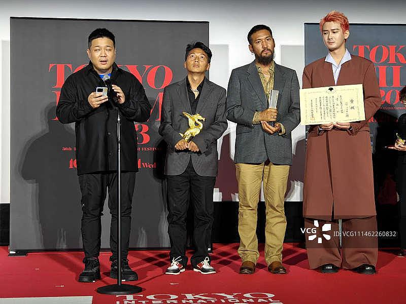 《雪豹》获第 36 届东京电影节最佳影片奖 熊梓淇上台领奖 - 2