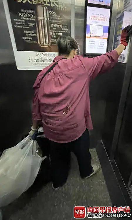 南宁一 7 旬老人每天搭 60 次电梯捡垃圾，被物管催缴费近 3 万元 - 7