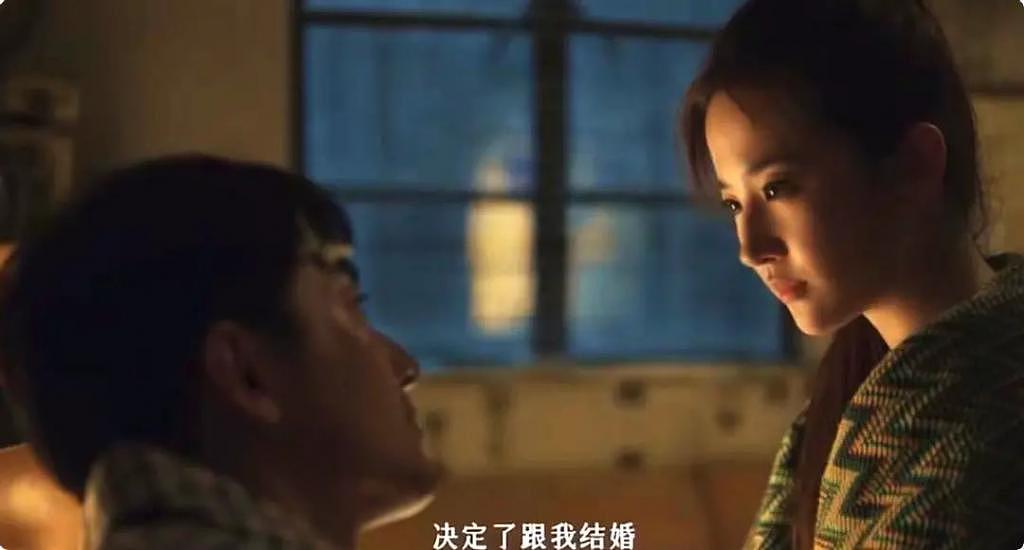 刘亦菲拍吻戏太欲了，被男演员按在墙上亲，网友：这谁顶得住 - 20