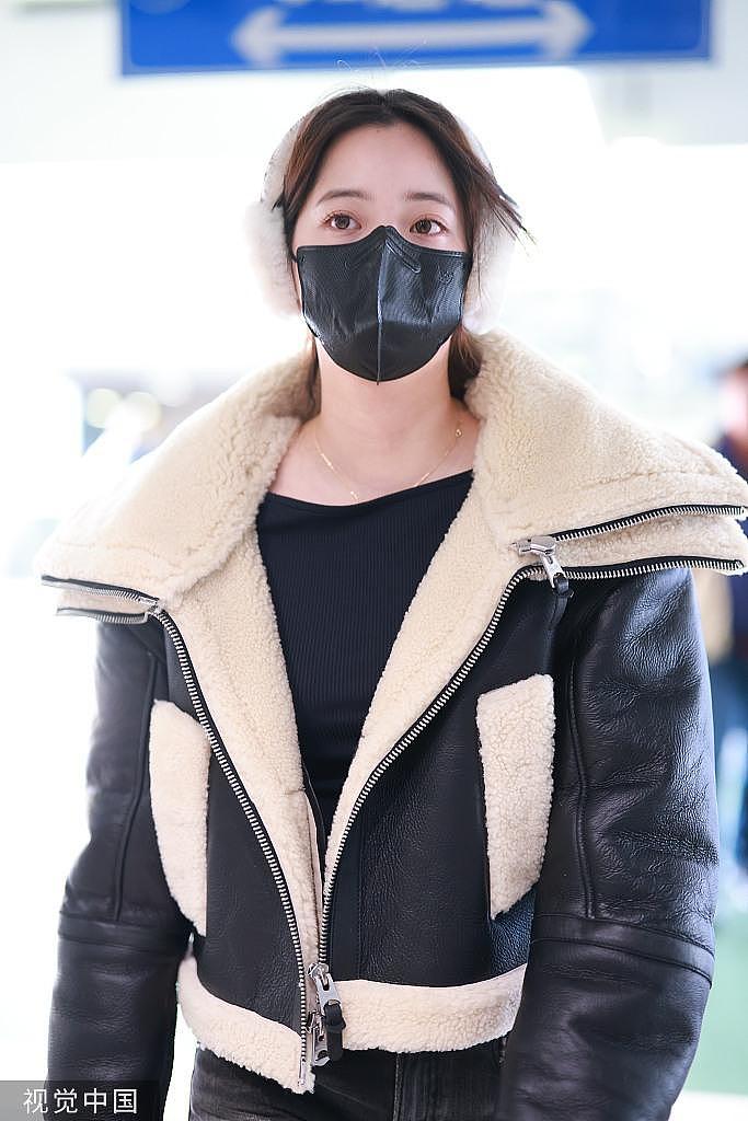 欧阳娜娜皮衣造型现身机场 戴保暖耳罩低调又可爱 - 1