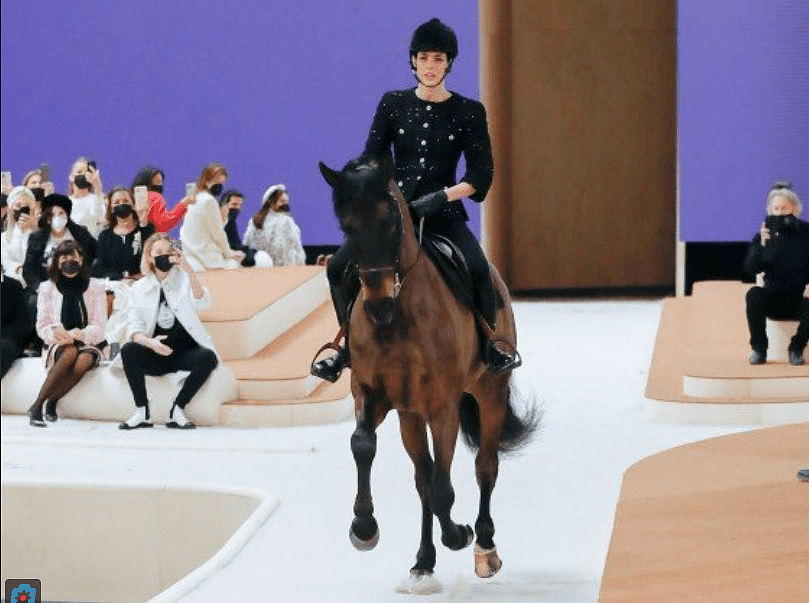 格蕾丝·凯利 的孙女在巴黎时装周上大放异彩骑着马 - 3