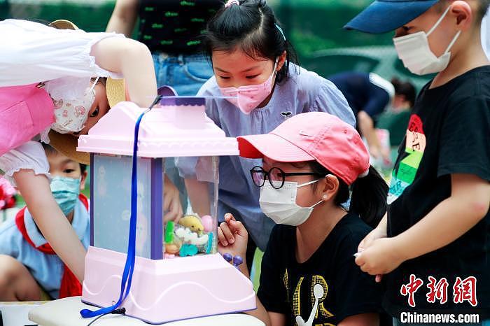 （上海战疫录）上海全面恢复生活秩序 孩子们在“金童集市”欢度“六一” - 6