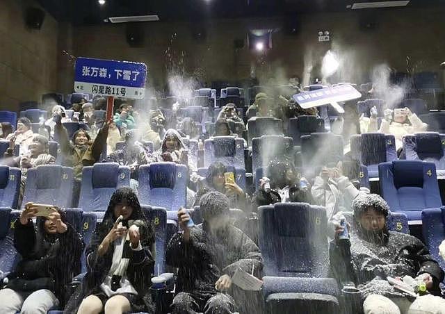 《一闪一闪亮星星》的“下雪场”引热议，有影院选择在影厅外“下雪” - 1