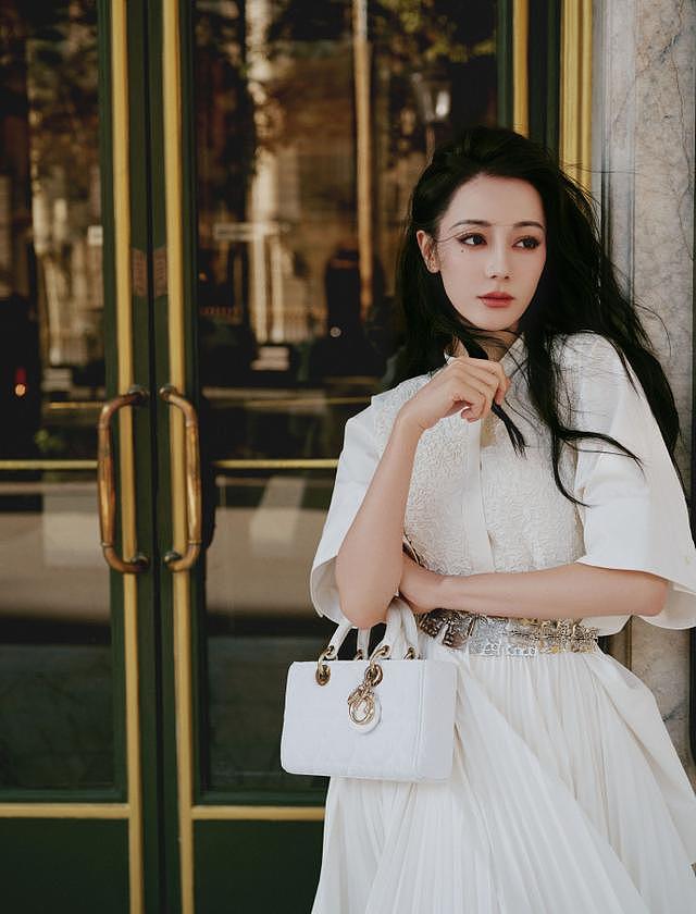 迪丽热巴巴黎时装周造型释出 纯白长裙烟熏妆优雅恬淡 - 2