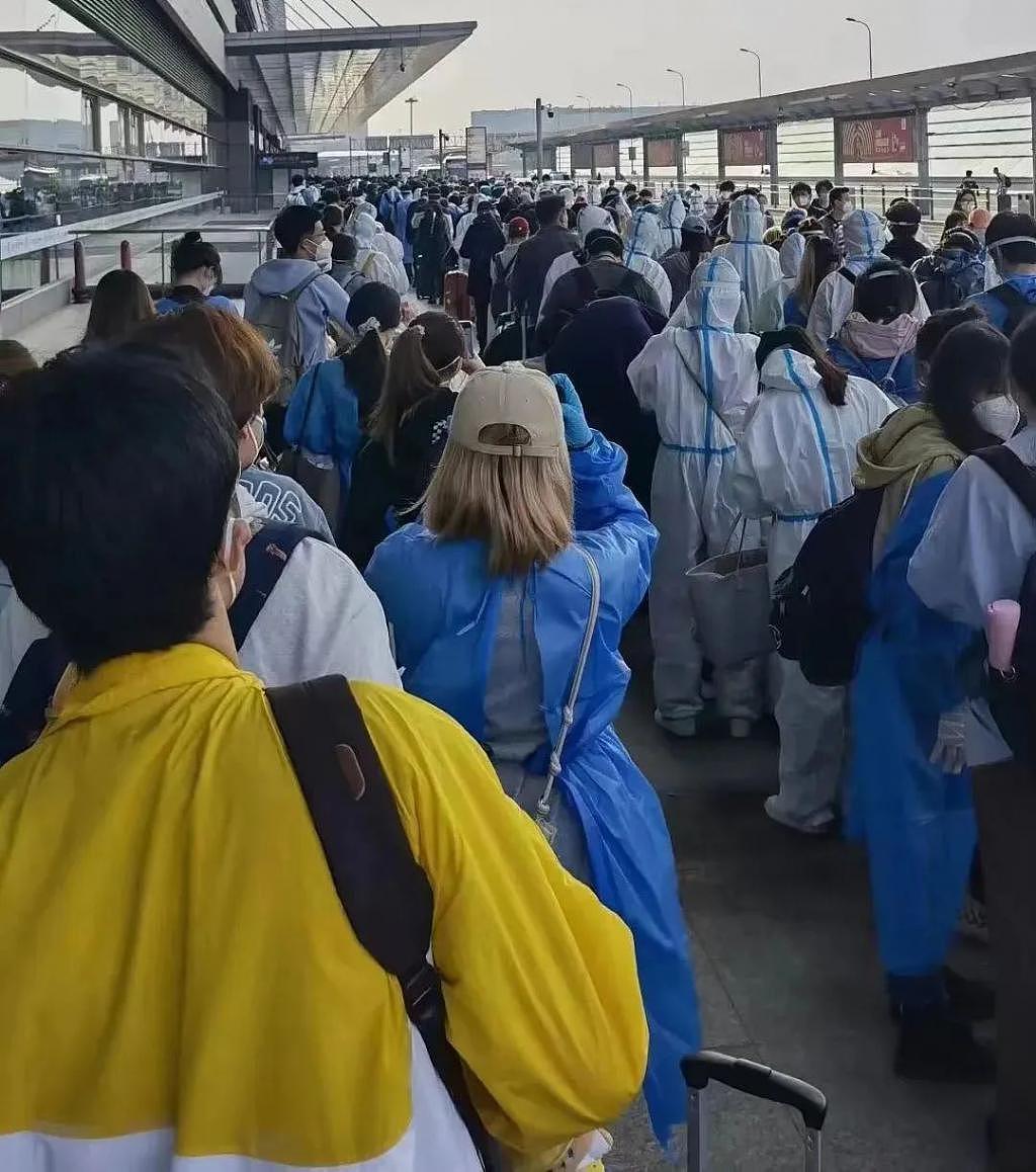 今天被称为“离沪潮”，有人为了回家徒步几个小时到虹桥火车站 - 1