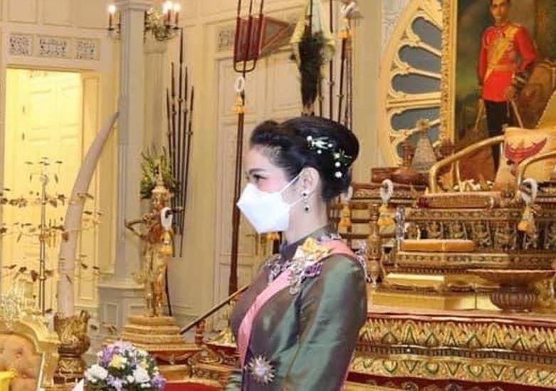 36岁诗妮娜炫耀恩宠，全身挂满皇家珠宝，身旁两位公主黯淡无光 - 8