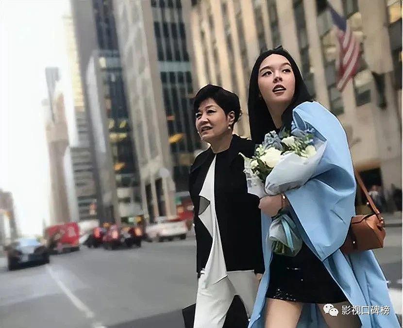 李咏女儿法图麦回国出道引发争议，疑参演冯小刚新片 - 9