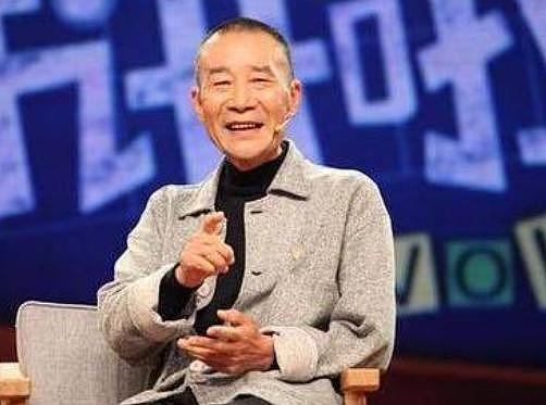 68 岁李雪健现身机场，不带助理身形消瘦 - 5