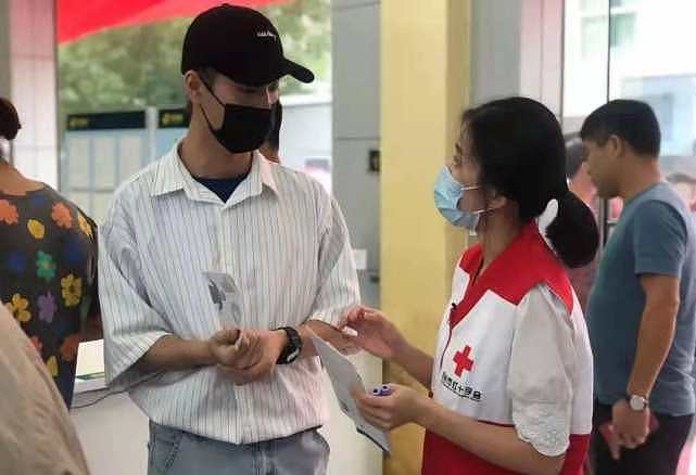 2017年，浙江女孩捐骨髓救15岁男孩，两人见面后，男孩低头跪谢 - 17