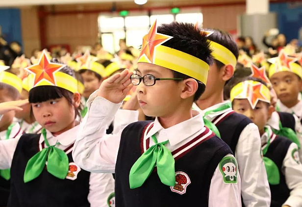 学校要求小学生佩戴“绿领巾”，引发网络讨论热潮，校方进行回应 - 6