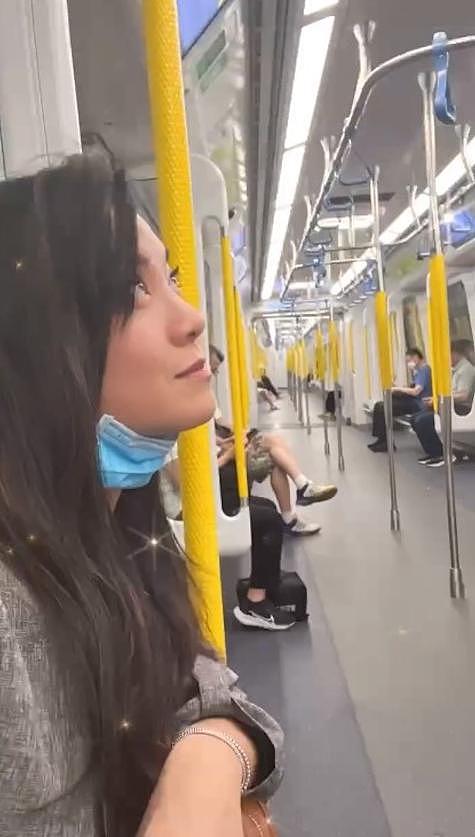 44 岁廖碧儿在香港坐地铁，素颜似普通人，摆脱拜金女标签 - 4