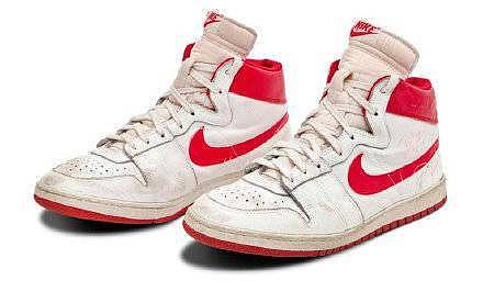 天价！迈克尔·乔丹穿过的运动鞋拍出147万美元创下最高纪录 - 1