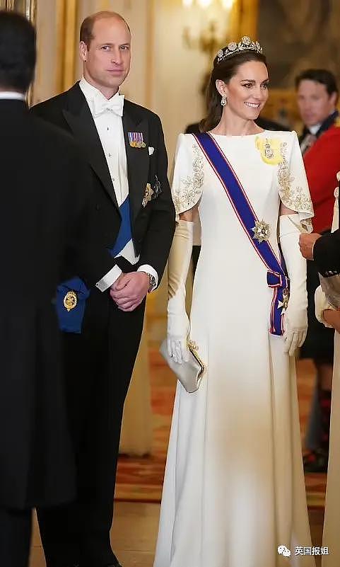 英王室为韩总统办奢华国宴！最抢镜的是凯特王妃的红衣美腿 - 33