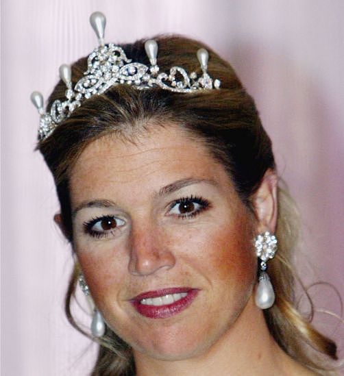 荷兰王后：人高马大气场足，撑得起王冠华服，奢华珠宝不输英女王 - 19