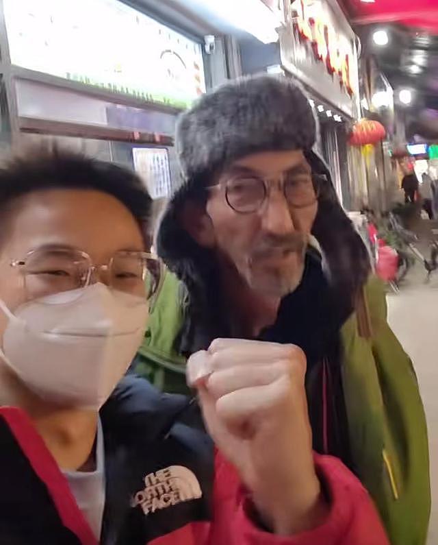 63 岁车保罗近状曝光，香港街头被偶遇待人和善，穿着朴素超接地气 - 6