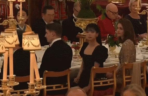 英王室为韩总统办奢华国宴！最抢镜的是凯特王妃的红衣美腿 - 44