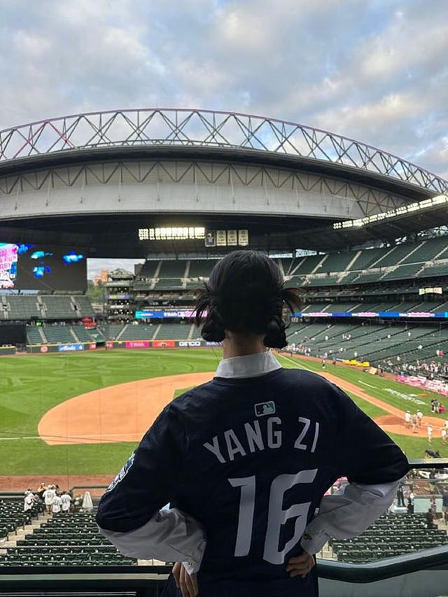 杨紫现身观看 MLB 全明星赛 穿棒球服扎俩小辫元气满满 - 2