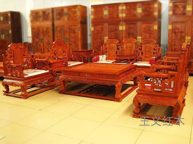 大红酸枝家具被收藏界誉为红木家具的“老三样”之一，有着历史的沉淀皇家身份 - 3