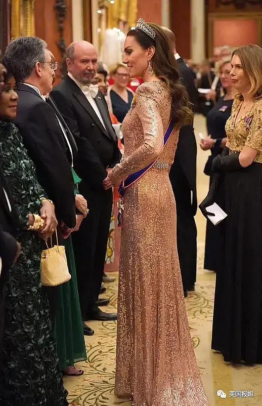 英王室迎圣诞，夏洛特公主坐 C 位！凯特穿“复仇裙”到场 - 32
