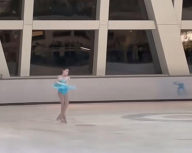 李小鹏 11 岁女儿参加花滑比赛 奥莉摔倒后找回状态 - 5