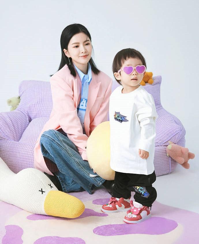 杜淳妻子王灿与女儿拍摄写真，小蛋饺紫色眼镜好潮，表情搞怪可爱 - 1
