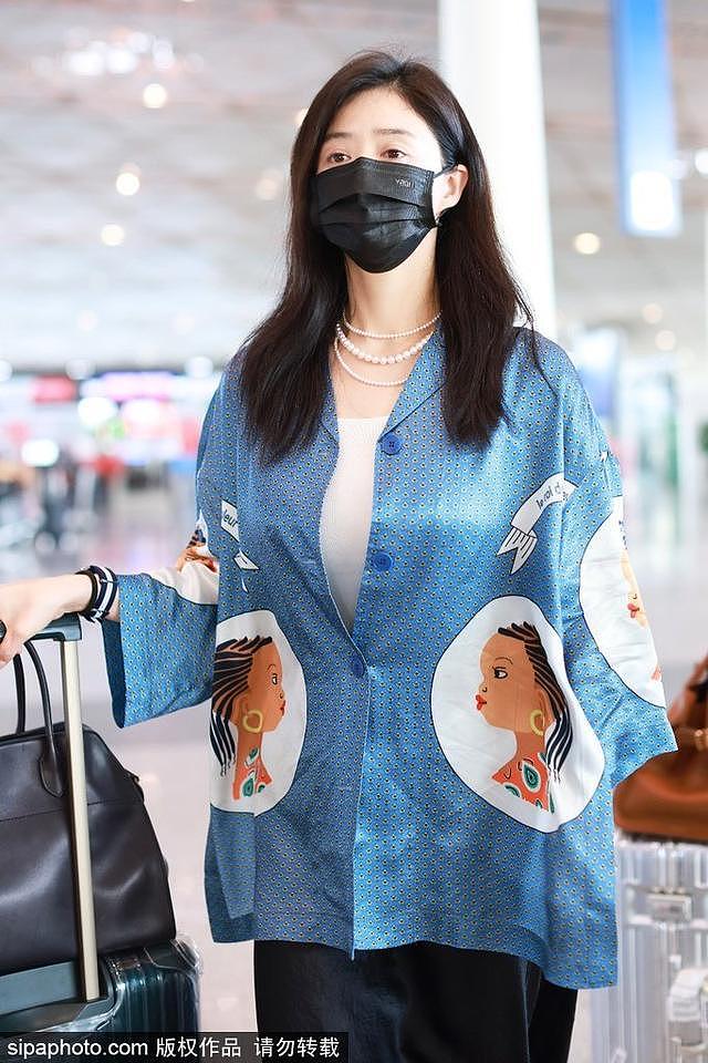 蒋欣戴珍珠项链穿蓝色衬衫现身机场 气质出众个性独特 - 4