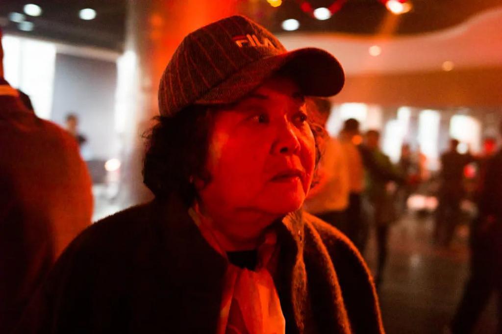 他拍下 70 岁上海阿姨的爱与欲，鲜活生猛 - 1