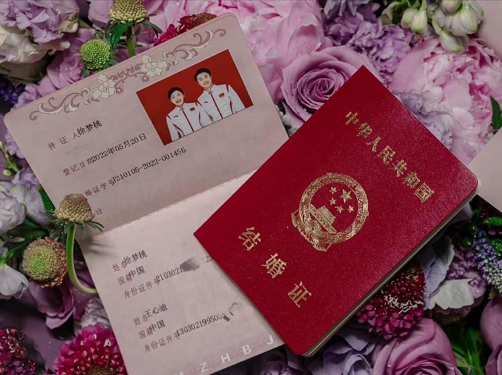 奥运冠军徐梦桃 520 官宣结婚，刚在浪姐上说漏嘴有男友，如今领证秀超大钻戒 - 1