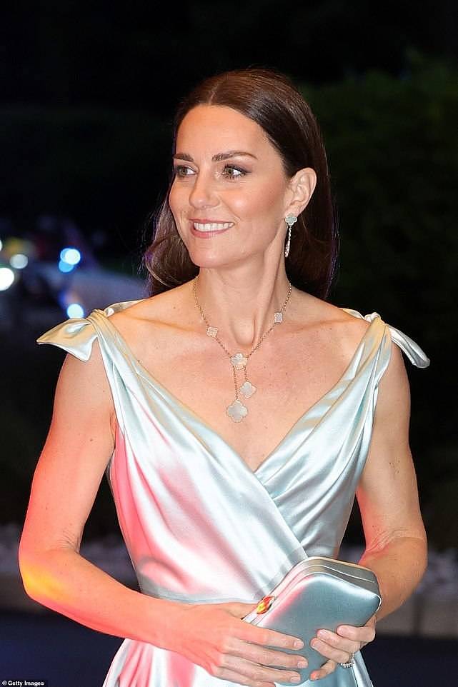 凯特王妃珠光裙闪耀拿骚，戴卡米拉最爱的珠宝，罕见和王子手牵手 - 2