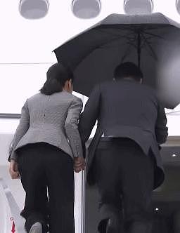 韩国总统爱妻人设崩塌！抢走雨伞让妻子淋雨，网友：跟川普一模一样！ - 8