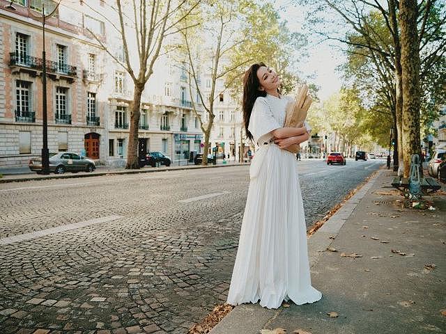 迪丽热巴巴黎时装周造型释出 纯白长裙烟熏妆优雅恬淡 - 4