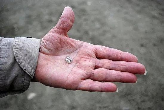 全球“最任性”钻石矿，埋着无数钻石，游客挖到就可以免费带走 - 9