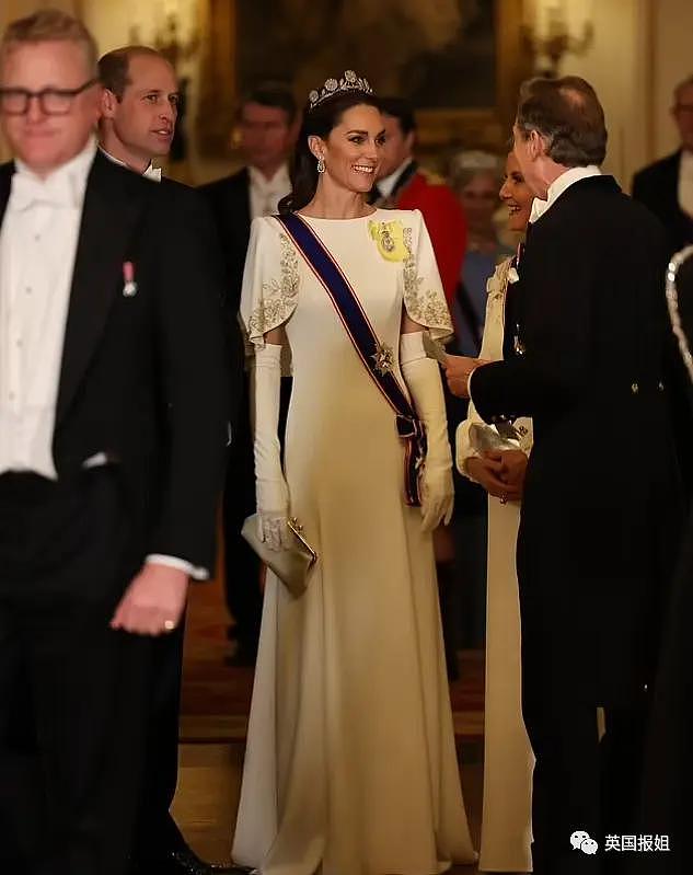 英王室为韩总统办奢华国宴！最抢镜的是凯特王妃的红衣美腿 - 34
