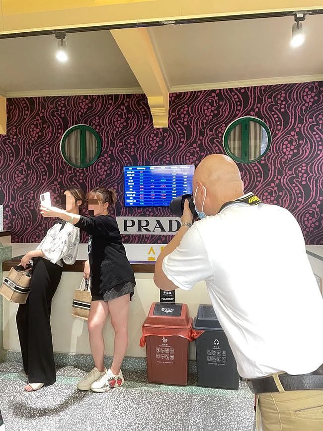 上海Prada菜场惊现畸形打卡！女子拍完照就将菜扔进了垃圾桶！央视：买椟还珠 - 9