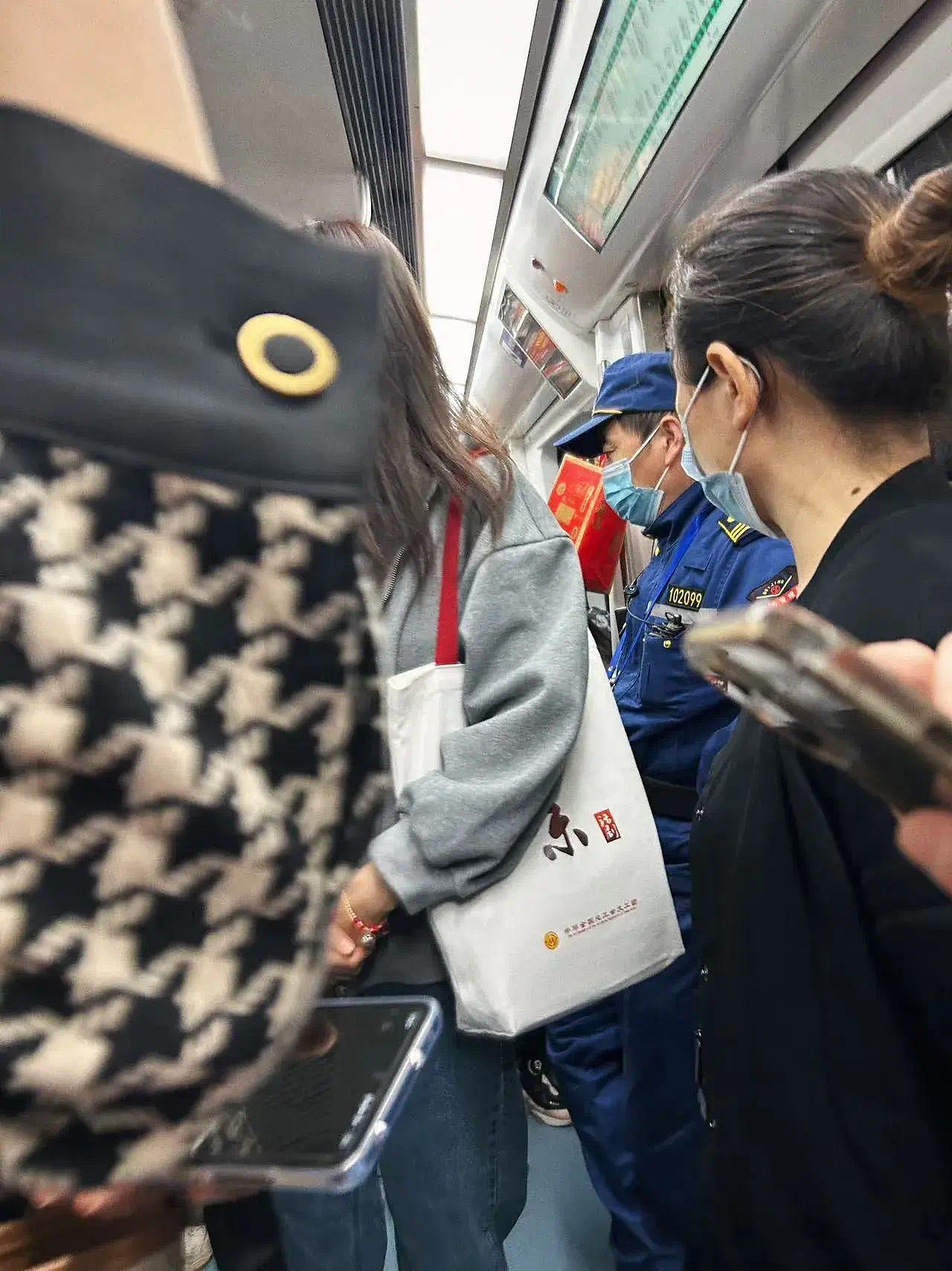 曾黎搭地铁上班被网友偶遇，运动装牛仔裤，好接地气 - 2