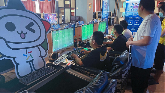 市民在绍兴市越城区网咖赛店内围观选手比赛